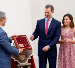El alcalde de San Antonio entrega a Su Majestad el Rey la primera edición de la llave de las Misiones de San Antonio, tras su declaración, por la UNES