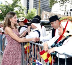 Doña Letizia es saludada por algunos vecinos de San Antonio a su salida del Palacio del Gobernador de España
