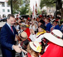 Don Felipe recibe el saludo de algunos vecinos de San Antonio a su salida del Palacio del Gobernador de España