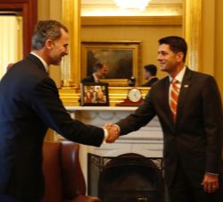 Su Majestad el Rey recibe el saludo del presidente de la Cámara de Representantes, Paul Davis Ryan, a su llegada al Capitolio