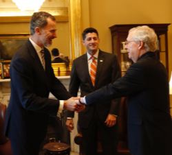 Su Majestad el Rey recibe el saludo del líder de la mayoría republicana en la Cámara de Representantes, Addison Mitchell McConnell, a su llegada al Ca