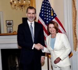 Su Majestad el Rey recibe el saludo de Nancy Pelosi, líder de la minoría demócrata en la Cámara de Representantes