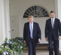 Su Majestad el Su Majestad el Rey y el Presidente de los Estados Unidos de América entrando a la Casa Blanca a través del Colonnadesy el Presidente de