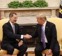 Saludo entre Don Felipe y Donald Trump en el Despacho Oval