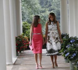 Su Majestad la Reina y la Su Majestad la Reina y la Primera Dama conversan en la Casa BlancaDama conversan en La Casa Blanca