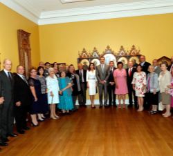Sus Majestades los Reyes junto a una representación de descendientes españoles residentes en la ciudad de Nueva Orleans