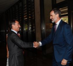 Su Majestad el Rey recibe el saludo del director de la Fundación Carolina, Jesús Andreu