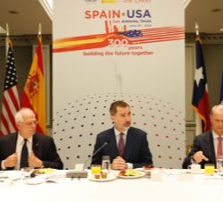 Don Felipe durante el desayuno con una representación de empresarios españoles y texanos