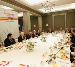 Vista de la mesa del desayuno con representantes de empresarios españoles y texanos