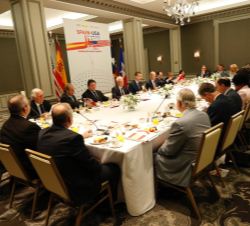 Vista general de la mesa del desayuno con representantes de empresarios españoles y texanos