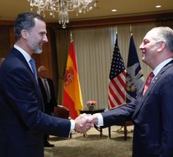 Su Majestad el Rey recibe el saludo del gobernador de Luisiana, John B. Edwards