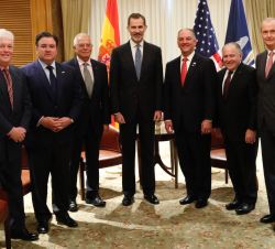 Su Majestad el Rey con el Gobernador de Luisiana y las delegaciones de los dos países