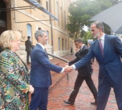 Su Majestad el Rey recibe el saludo del alcalde de San Antonio, Ron Nirenberg, a su llegada al Museo de Arte de San Antonio