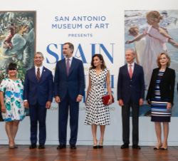 Fotografía de grupo de Sus Majestades los Reyes con las autoridades asistentes al acto