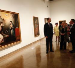 Sus Majestades los Reyes durante su recorrido por la exposición