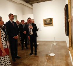 Don Felipe y Doña Letizia observan una de las obras expuestas en la exposición