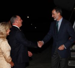 Sus Majestades los Reyes son recibidos por el Gobernador del Estado de Luisiana, John Bel Edwards, y su esposa, Donna Edwards, a su llegada al Aeropue