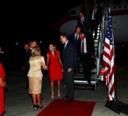 Don Felipe y Doña Letizia reciben el saludo del Gobernador del Estado de Luisiana, John Bel Edwards, y su esposa, Donna Edwards, en presencia de la al