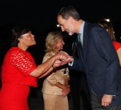 Don Felipe y Doña Letizia reciben el saludo de la alcaldesa de Nueva Orleans, Latoya Cantrell, a su llegada al Aeropuerto Louis Armstrong