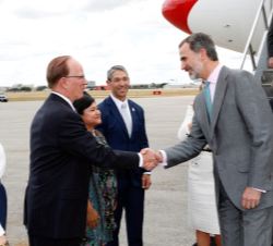 Sus Majestades los Reyes son recibidos por el presidente del condado de Bexar, Nelson W. Wolff, y su esposa, Tracy Wolff, a su llegada al Aeropuerto I