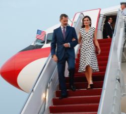 Sus Majestades los Reyes bajan del avión a su llegada a Washington