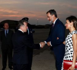 Don Felipe y Doña Letizia son recibidos por el jefe de Protocolo de los Estados Unidos de América, Sean P. Lawler, a su llegada a la Base Aérea de And
