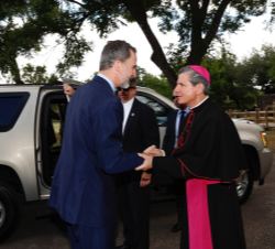 Don Felipe recibe el saludo del arzobispo de la Diócesis de San Antonio, Gustavo García Siller, a su llegada a la Misión de San José