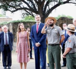 Sus Majestades los Reyes reciben explicaciones del guía del Servicio de Parques Nacionales, Jorge Hernández