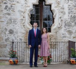 Don Felipe y Doña Letizia en la ventana de Rosa, que representa uno de los símbolos más reconocidos de la iconografía de la ciudad