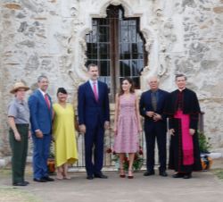 Fotografía de grupo en la ventana de Rosa de la iglesia de la Misión de San José