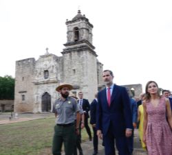 Sus Majestades los Reyes durante su recorrido por la Misión de San José