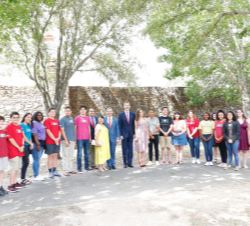 Sus Majestades los Reyes con un grupo de estudiantes de la organización juvenil "SOS Spain Ambassadors" y con las autoridades asistentes al 