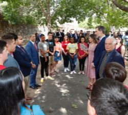 Don Felipe y Doña Letizia conversan con un grupo de estudiantes de la organización juvenil "SOS Spain Ambassadors"