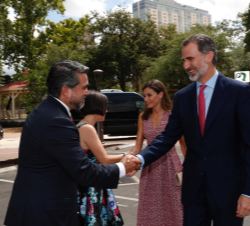 Sus Majestades los Reyes son recibidos por la directora del Departamento de Arte y Cultura, Debbie Racca-Sittre, y por el concejal del distrito 1 del 