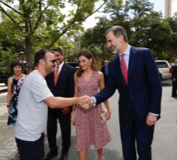 Don Felipe recibe el saludo del artista Daniel Muñoz