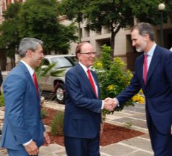 Don Felipe recibe el saludo del presidente del condado de Bexar, Nelson W. Wolff, a su llegada a la sede del condado