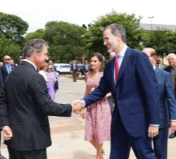 Don Felipe y Doña Letizia son recibidos por el presidente español de la Fundación Consejo España  - Estados Unidos, José Manuel Entrecanales, a su lle
