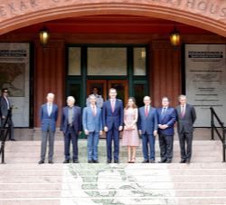 Sus Majestades los Reyes acompañados por las autoridades asistentes a la exposición "Designing America: Spain's imprint in the U.S."