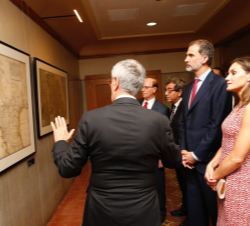 Sus Majestades los Reyes reciben explicaciones del comisario de la exposición