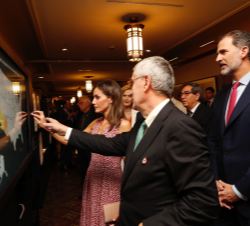 Don Felipe y Doña Letizia durante su recorrido por la exposición