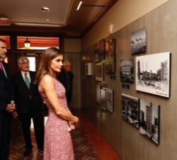 Doña Letizia observa una obra de la exposición