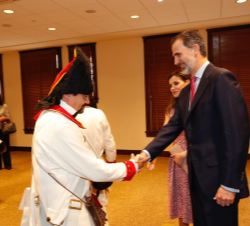 Sus Majestades los Reyes son saludados por un granadero tras su recorrido por la exposición