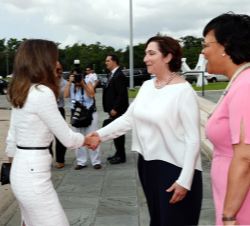 Su Majestad la Reina recibe el saludo de la directora del Museo de Arte de Nueva Orleans (NOMA), Susan Taylor