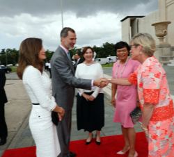 Su Majestad el Rey recibe el saludo de la subdirectora del Museo de Arte de Nueva Orleans (NOMA), Ann Baños
