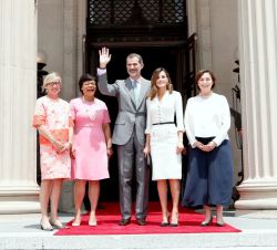 Don Felipe y Doña Letizia junto a la alcaldesa de Nueva Orleans, Latoya Cantrell, la directora del museo, Susan Taylor y la subdirectora del museo, An