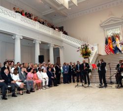 Sus Majestades los Reyes y el resto de autoridades y personalidades asistentes durante las actuaciones