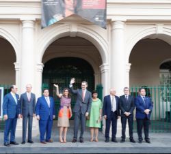 Fotografía de grupo de Sus Majesades los Reyes a su llegada la Palacio del Cabildo