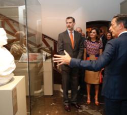 Sus Majestades los Reyes durante su recorrido por la exposición “Recovered Memories: Spain, New Orleans, and the Support for the American Revolu