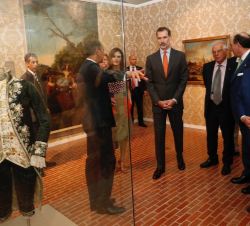 Sus Majestades los Reyes durante su recorrido por la exposición “Recovered Memories: Spain, New Orleans, and the Support for the American Revolu