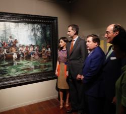 Sus Majestades los Reyes observan un cuadro de la exposición “Recovered Memories: Spain, New Orleans, and the Support for the American Revolutio